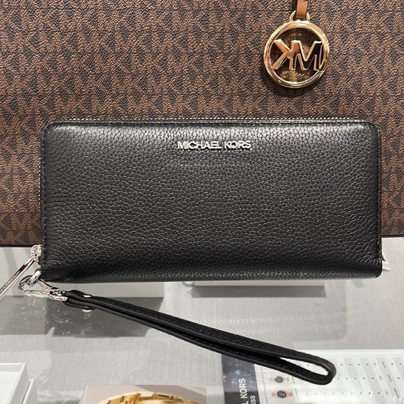 MICHAEL KORS LARGE TRAVEL CONTINENTAL WRISTLET WALLET PHONEHOLDER BLACK /Silve - Picture 1 of 16